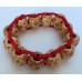 Armband met rood beige gekleurde houten kralen en rood  elastiek koord